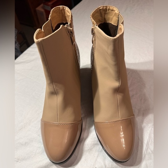 Bella Marie Booties - Size 10 Nearly New & Great For Fall - Picture 1 of 8